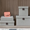 CAJA ORGANIZADORA LOW CUBIERTA CON TELA GRÍS LINO Y CON LENGÜETA DE CUERO (12×40×35cm) (copia)